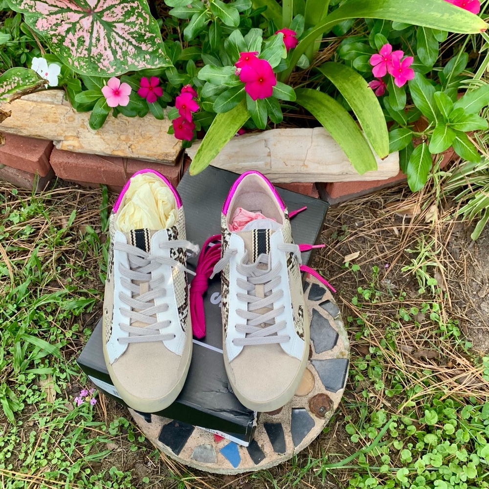 Trendy Snake Print Sneakers - Picture 3 of 3